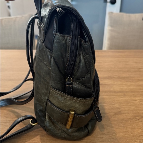 Wilsons Leather Genuine Leather Vintage Flap Backpack Olive Green Distressed Bag - Picture 5 of 16